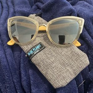 NWOT- BLUE PLANET SUNGLASSES- CAT EYE FRAME